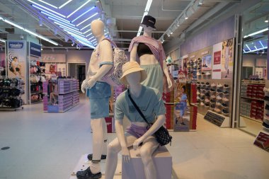 PHUKET, THAILAND - 30 Nisan 2023: Jungceylon alışveriş merkezindeki Skechers mağazasında giysili mankenler sergileniyor.