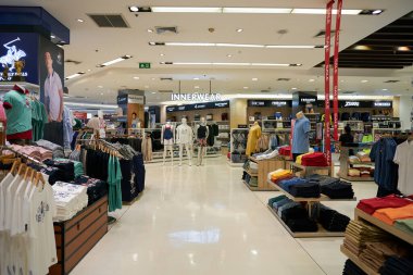 PHUKET, THAILAND - 30 Nisan 2023: Jungceylon alışveriş merkezinde çeşitli kıyafetler sergilendi.