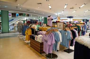 PHUKET, THAILAND - 30 Nisan 2023: Jungceylon alışveriş merkezinde çeşitli kıyafetler sergilendi.