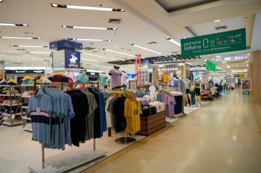 PHUKET, THAILAND - 30 Nisan 2023: Jungceylon alışveriş merkezinde çeşitli kıyafetler sergilendi.