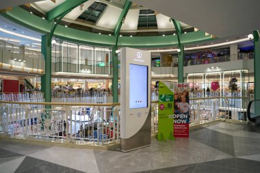 PHUKET, THAILAND - 30 Nisan 2023: Jungceylon alışveriş merkezi içindeki self-servis bilgi kiosku.