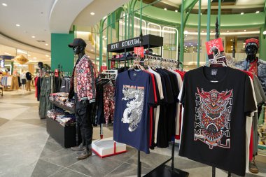 PHUKET, THAILAND - 30 Nisan 2023: Jungceylon alışveriş merkezinde sergilenen çeşitli tişörtler.