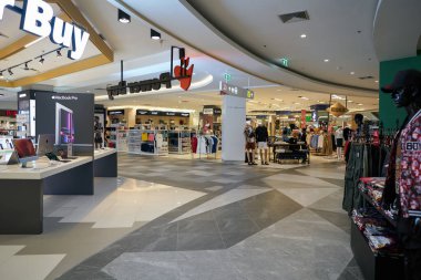 PHUKET, THAILAND - 30 Nisan 2023: Jungceylon alışveriş merkezinin içi.