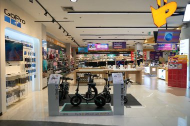 PHUKET, THAILAND - 30 Nisan 2023: Jungceylon alışveriş merkezindeki Power Buy mağazasında sergilenen mallar.