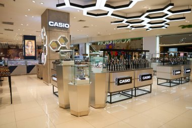 PHUKET, THAILAND - 30 Nisan 2023: Casio saatleri Jungceylon alışveriş merkezinde sergileniyor.