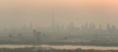 DUBAI, BAE - 17 HAZİRAN 2017: Dubai Uluslararası Havalimanı 'ndan havalandıktan sonra Emirates Airbus A380' in havadan görünüşü.