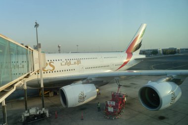 DUBAI, BAE - 17 Ocak 2017: Bir Emirates Airbus A380, akşam Dubai Uluslararası Havalimanı pistinde..
