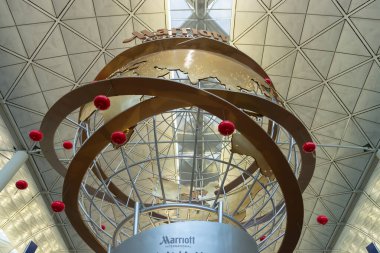 HONG KONG, ÇİN - 16 HAZİRAN 2017: Marriott Uluslararası Çin Yeni Yıl Süslemeleri Chek Kap Kok Uluslararası Havalimanında görüldüğü gibi.