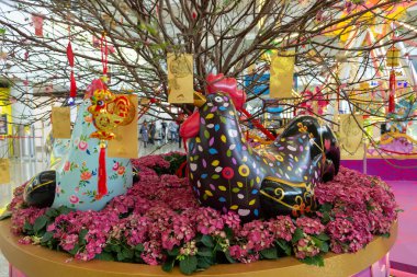 HONG KONG, ÇİN - 16 HAZİRAN 2017: Çin Yeni Yıl Süslemeleri Chek Kap Kok Uluslararası Havalimanı 'nda görüldüğü gibi.