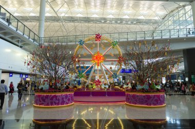 HONG KONG, ÇİN - 16 HAZİRAN 2017: Çin Yeni Yıl Süslemeleri Chek Kap Kok Uluslararası Havalimanı 'nda görüldüğü gibi.