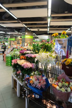 SHENZHEN, ÇİN - 10 HAZİRAN 2017: Longgang Vanke Plaza alışveriş merkezindeki Blt süpermarkette çiçek sergisi.
