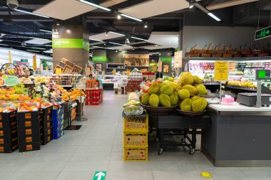 SHENZHEN, ÇİN - 10 HAZİRAN 2017: Longgang Vanke Plaza alışveriş merkezinde meyveler sergileniyor.