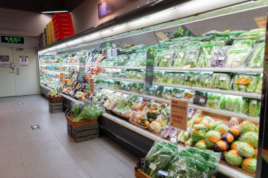 SHENZHEN, ÇİN - 10 HAZİRAN 2017: Longgang Vanke Plaza alışveriş merkezindeki blt süpermarkette sergileniyor.