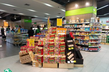 SHENZHEN, ÇİN - 10 HAZİRAN 2017: Longgang Vanke Plaza alışveriş merkezindeki Blt süpermarketin iç çekimi.