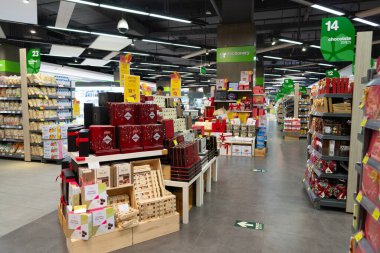 SHENZHEN, ÇİN - 10 HAZİRAN 2017: Longgang Vanke Plaza alışveriş merkezindeki Blt süpermarketin iç çekimi.