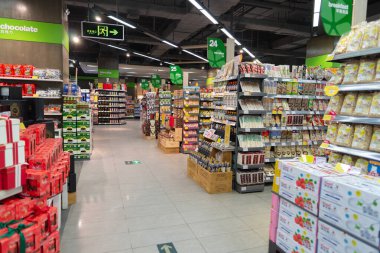 SHENZHEN, ÇİN - 10 HAZİRAN 2017: Longgang Vanke Plaza alışveriş merkezindeki Blt süpermarketin iç çekimi.