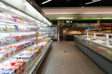 SHENZHEN, ÇİN - 10 HAZİRAN 2017: Longgang Vanke Plaza alışveriş merkezindeki Blt süpermarkette satılık süt ürünleri.