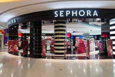 SHENZHEN, Çin - 10 HAZİRAN 2017: Longgang Vanke Plaza alışveriş merkezindeki Sephora mağazası. Sephora, Fransız çokuluslu kişisel bakım ve güzellik ürünleri perakendecisi..