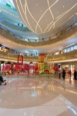 SHENZHEN, ÇİN - 10 HAZİRAN 2017: Longgang Vanke Plaza alışveriş merkezinde görüldüğü üzere Çin Yeni Yıl Kurumu.