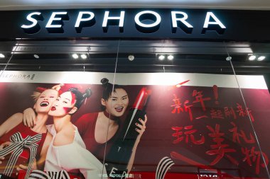 SHENZHEN, Çin - 10 HAZİRAN 2017: Longgang Vanke Plaza alışveriş merkezindeki Sephora mağazası. Sephora, Fransız çokuluslu kişisel bakım ve güzellik ürünleri perakendecisi..