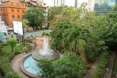 BANGKOK, THAILAND - 27 Ekim 2023: Bangkok 'taki yaya geçidinde görülen şehir manzarası