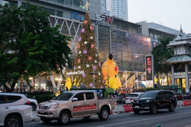 BANGKOK, THAILAND - 10 ARALIK 2023: Bangkok 'taki CentralWorld alışveriş merkezinin sokak manzarası.