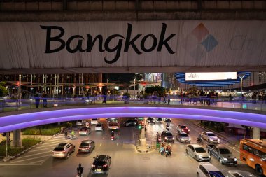 BANGKOK, THAILAND - 27 Ekim 2023: Bangkok tabelası Bir yol üzerinde gece görüldüğü gibi.