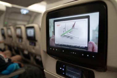 BANGKOK, THAILAND - 14 Aralık 2023: Katar Havayolları Airbus A380 ekonomi sınıfı koltuk uçuş eğlence sistemi ile donatılmış