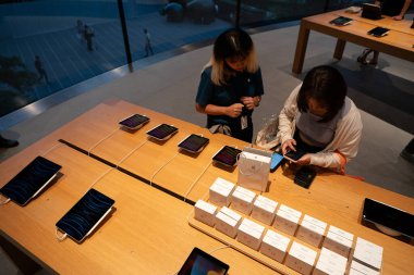 BANGKOK, THAILAND - 27 Ekim 2023: Bangkok 'taki Apple Store Central World' de.