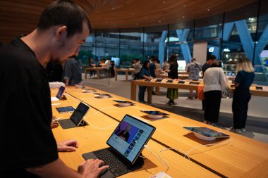 BANGKOK, THAILAND - 27 Ekim 2023: Bangkok 'taki Apple Store Central World' de.