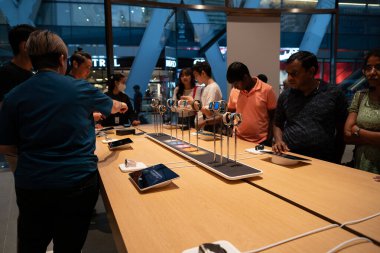 BANGKOK, THAILAND - 27 Ekim 2023: Bangkok 'taki Apple Store Central World' ü ziyaret edin.