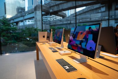 BANGKOK, THAILAND - 27 Ekim 2023: Bangkok 'taki Apple Store Central World' de.