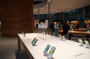 BANGKOK, THAILAND - 27 Ekim 2023: Bangkok 'taki Apple Store Central World' de.