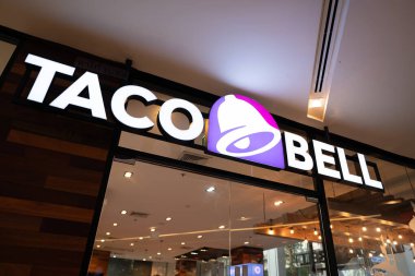 BANGKOK, THAILAND - 27 Ekim 2023: Bangkok 'taki Chidlom' daki Mercury Ville alışveriş merkezinde Taco Bell 'in girişi.