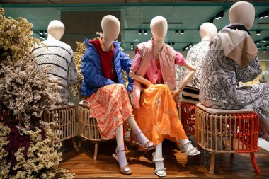 BANGKOK, THAILAND - 27 Ekim 2023: Bangkok 'taki CentralWorld' de giyilen mankenler sergileniyor.