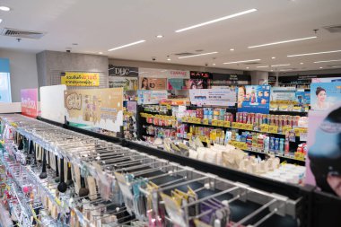 BANGKOK, THAILAND - 27 Ekim 2023: Bangkok 'taki Mercury Ville' de Matsumoto Kiyoshi 'de sergilenen mallar.