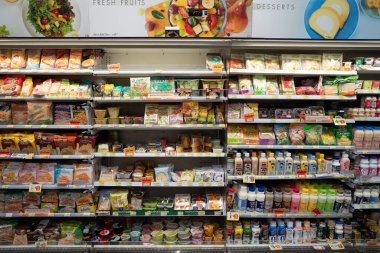 BANGKOK, THAILAND - 27 Ekim 2023: Bangkok 'taki 7-Eleven mağazasında satılık eşyalar. 7-Elevenis bir market zinciri..