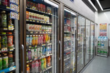 BANGKOK, THAILAND - 27 Ekim 2023: Bangkok 'taki 7-Eleven mağazasında satılık içkiler. 7-Elevenis bir market zinciri..