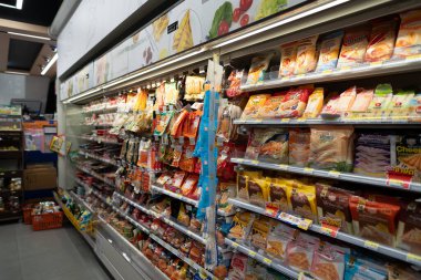 BANGKOK, THAILAND - 27 Ekim 2023: Bangkok 'taki 7-Eleven mağazasında satılık eşyalar. 7-Elevenis bir market zinciri..