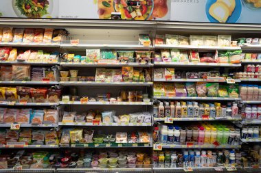BANGKOK, THAILAND - 27 Ekim 2023: Bangkok 'taki 7-Eleven mağazasında satılık eşyalar. 7-Elevenis bir market zinciri..