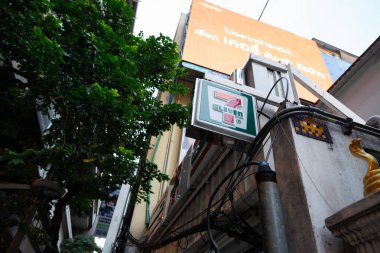 BANGKOK, THAILAND - 27 Ekim 2023: 7-Eleven tabelası Bangkok 'ta görüldüğü gibi. 7-Elevenis bir market zinciri..