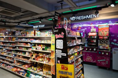 BANGKOK, THAILAND - 27 Ekim 2023: Bangkok 'taki 7-Eleven mağazasında satılık eşyalar. 7-Elevenis bir market zinciri..