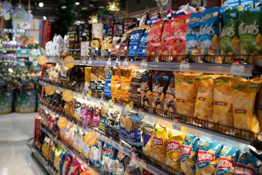 BANGKOK, THAILAND - 09 Aralık 2023: Bangkok 'taki CentralWorld alışveriş merkezindeki Top Food Hall, premium seviyesindeki süpermarkette cipsler sergileniyor.