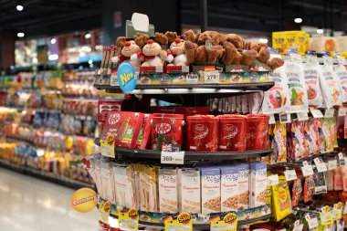 BANGKOK, THAILAND - 09 Aralık 2023: Bangkok 'taki CentralWorld alışveriş merkezindeki Top Food Hall, premium seviyesindeki süpermarkette sergilenen mallar.
