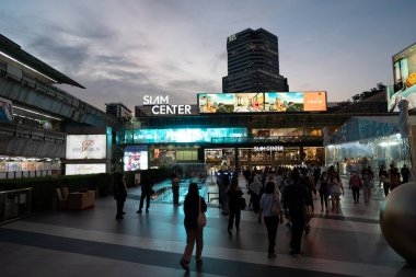 BANGKOK, THAILAND - 27 EKİM 2023: Gece vakti Siyam Merkezi sokak manzarası. Siyam Merkezi, Bangkok 'ta Siyam BTS istasyonu yakınlarında bir alışveriş merkezidir..