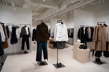 BANGKOK, THAILAND - 09 Aralık 2023: Bangkok 'taki CentralWorld alışveriş merkezindeki Massimo Dutti mağazasında giysi sergileniyor.