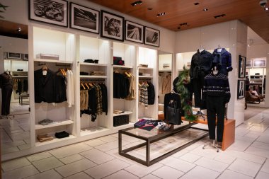 BANGKOK, THAILAND - 09 Aralık 2023: Bangkok 'taki Merkez Büyükelçiliği alışveriş merkezindeki Ralph Lauren mağazasının içi.