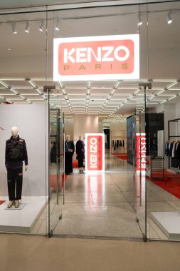 BANGKOK, THAILAND - 09 Aralık 2023: Bangkok 'taki Merkez Büyükelçilik alışveriş merkezindeki Kenzo mağazasına giriş.
