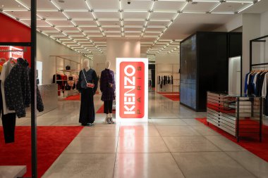 BANGKOK, THAILAND - 09 Aralık 2023: Bangkok 'taki Merkez Büyükelçilik alışveriş merkezindeki Kenzo mağazasının içi.