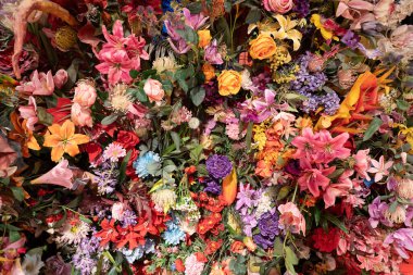 BANGKOK, THAILAND - 27 Ekim 2023: Bangkok 'taki Siam Paragon alışveriş merkezindeki Thongyoy Kafe' de çiçek süslemeleri.